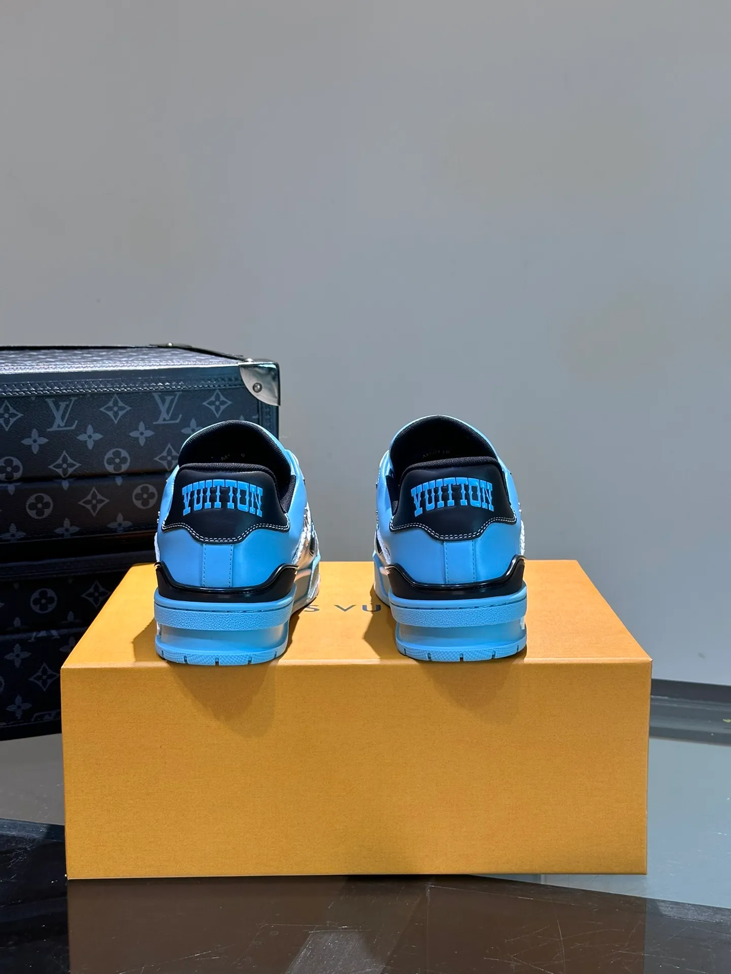 LV P840 men's sneakers, new colors, this LV Trainer sneaker is made of grained calf leather in colorful tones, with rivet decoration on the upper and handwritten Louis Vuitton logo on the side, which contrasts with the western-style Vuitton logo on the rear. The original construction was designed by Virgil Abloh and is inspired by vintage basketball shoes. Continuing the complex upper, the rubber-injected rubber outsole continues the iconic elements, with LV letters on the tongue and sides, Vuitton logo on the rear, Monogram flowers on the outsole, handwritten Louis Vuitton logo on the side, and standard insoles to continue the comfort experience. Comes complete with original box packaging! Size: 38-46